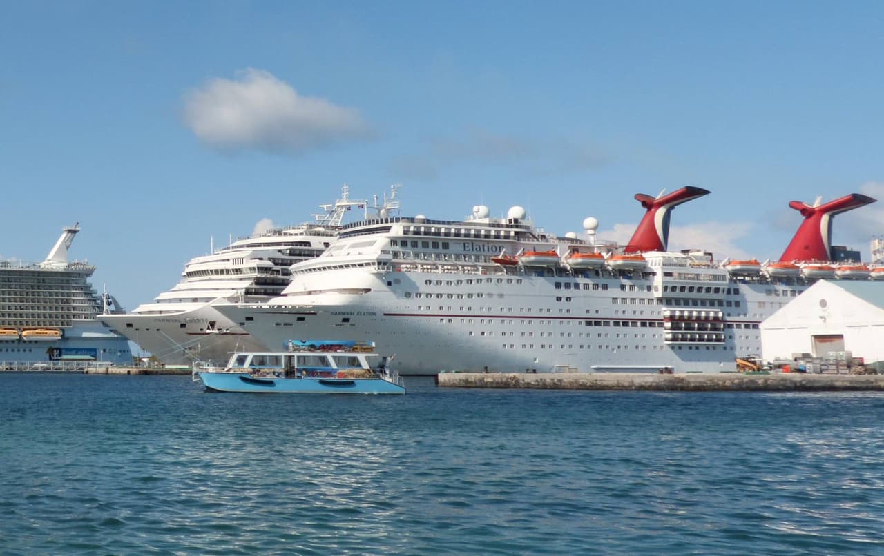Hombre salta de un crucero Carnival que navegaba por la costa de Florida