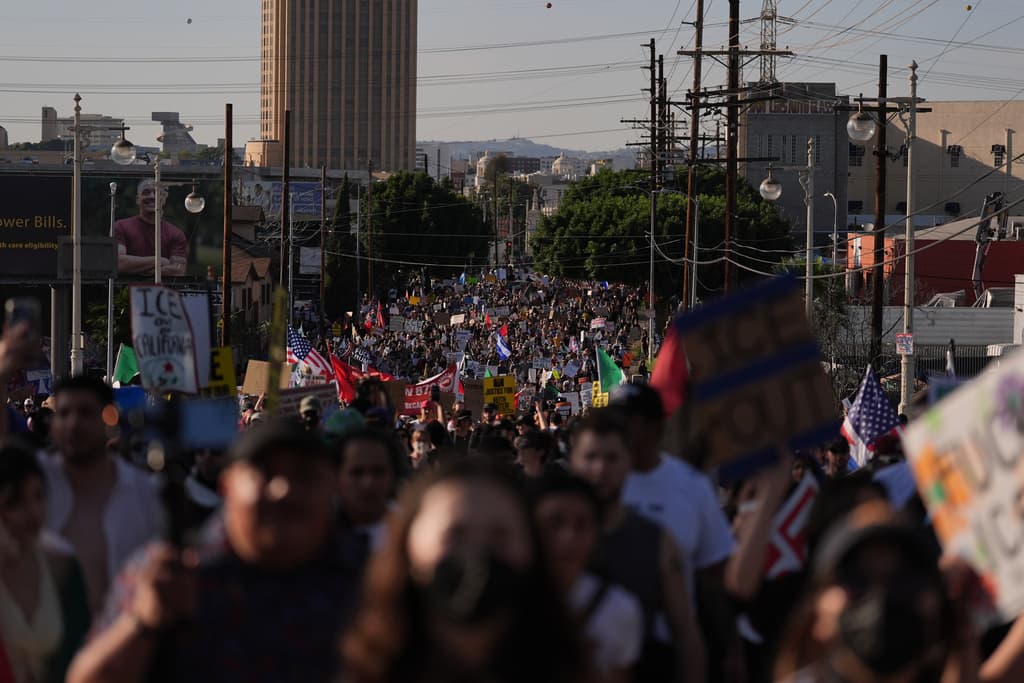 La gente llena las calles durante una protesta en Los Ángeles.