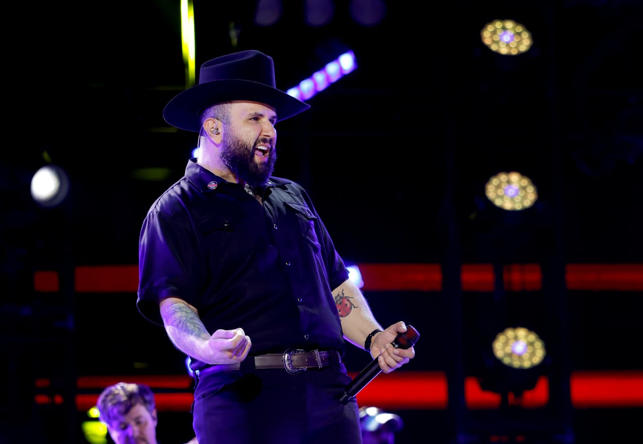 Carín León anuncia que su próximo álbum será de música country