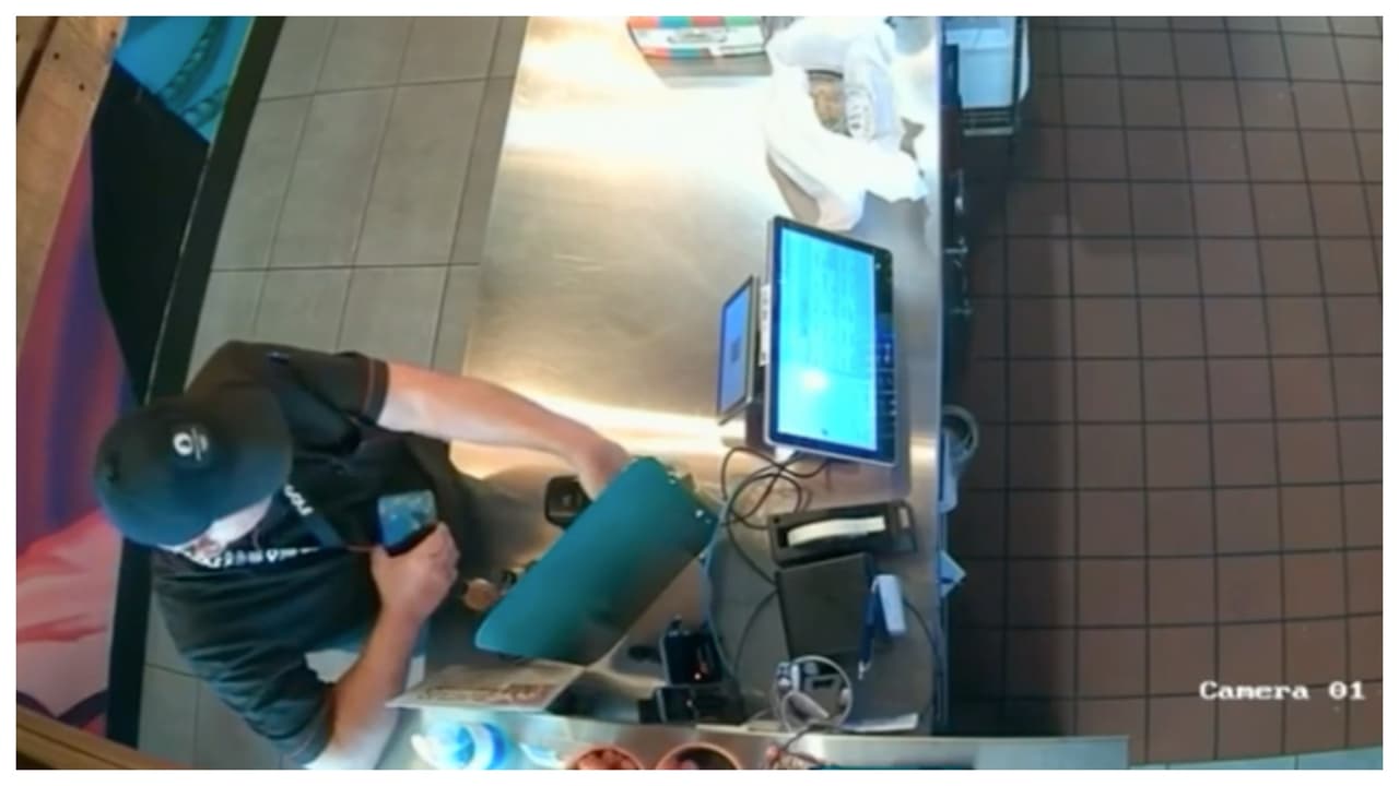 Cámara de seguridad graba a un hombre robándose la propina de los empleados de un restaurante