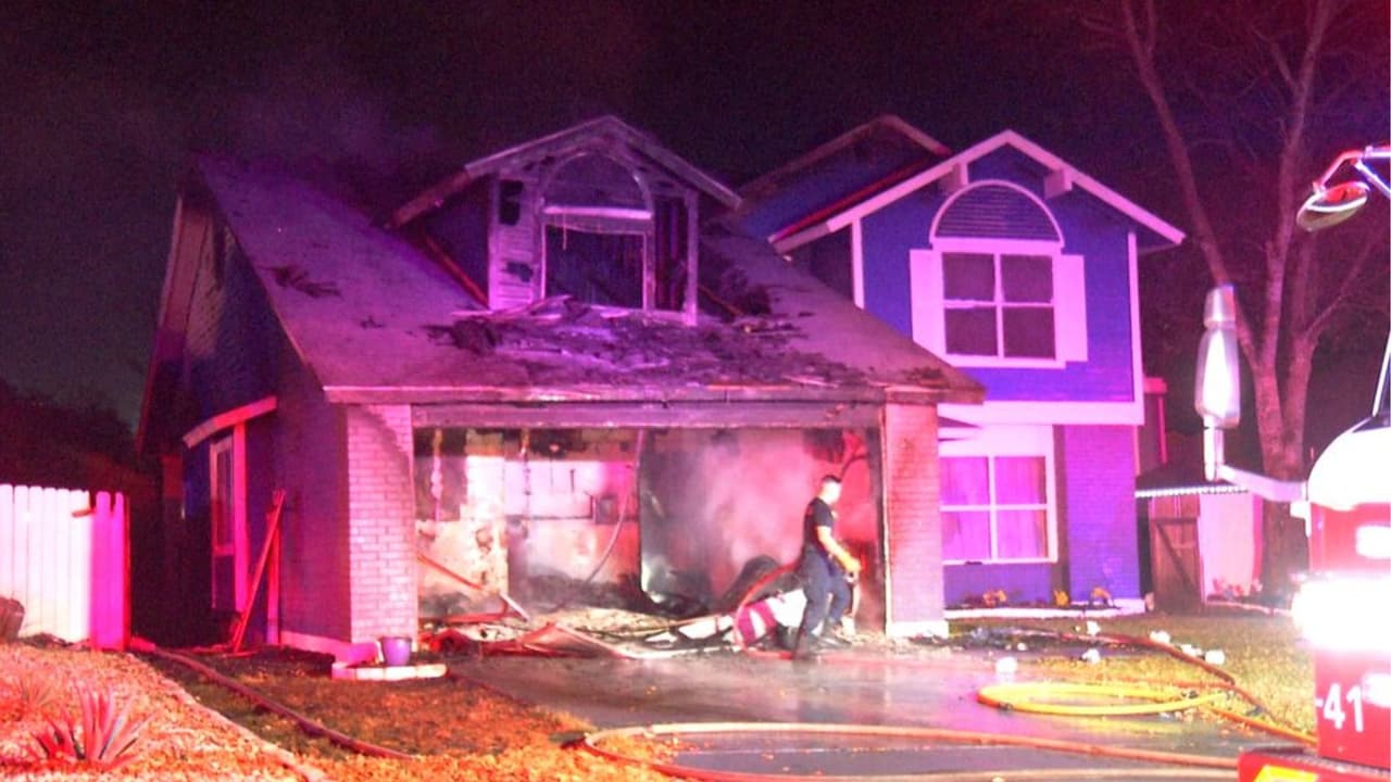 Un incendio se registró alrededor de las
<b>10:30 p.m. del miércoles</b> en una vivienda ubicada sobre
<b>Autumn Sun, cerca de la calle Braun</b>, en el noreste de San Antonio. Al llegar al lugar, bomberos encontraron
<b>llamas saliendo por el techo</b> de la casa.
<br>
<br>El
<b>Departamento de Bomberos de San Antonio (SAFD)</b> logró controlar el fuego rápidamente. La vivienda sufrió
<b>daños severos</b> y los investigadores confirmaron que el incendio fue
<b>provocado por fuegos artificiales</b>. No se reportaron personas lesionadas.