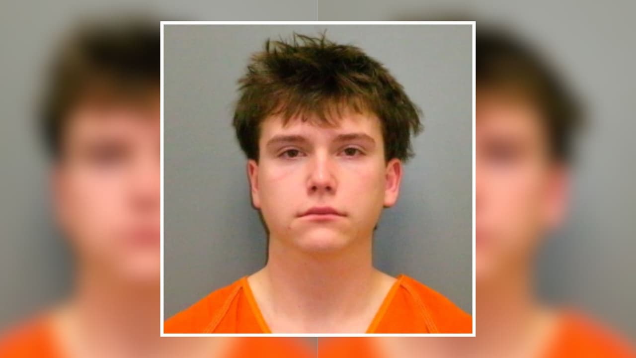 Joven de League City es acusado de perseguir y apuntar con un arma a otro conductor