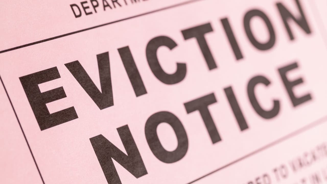 <h3 class="cms-H3-H3">La SB 38: ordenar y acelerar los desalojos</h3> Imagina que
<b>tienes un inquilino que dejó de pagar: </b>hoy, el proceso puede tardar de un mes a mes y medio.
<br>Con la SB 38, que entrará en vigor el 1 de enero de 2026, las reglas cambian para que
<b>el trámite sea más corto y más claro.</b>