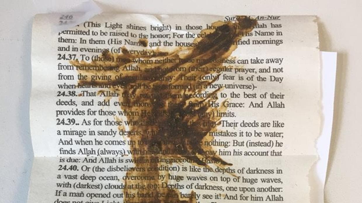 La policía de Washington le aseguró a
<a href="http://www.huffingtonpost.com/entry/quran-council-on-american-islamic-relations-feces_us_58f51060e4b0b9e9848d96fb?utm_source=The+Hate+Report+List&utm_campaign=2c9d293e71-RSS_EMAIL_CAMPAIGN&utm_medium=email&utm_term=0_10017c357d-2c9d293e71-230010317">The Huffington Post</a> que estaban investigando un paquete enviado a la oficina del
<b>mayor grupo de libertades civiles musulmanas de Estados Unidos</b>, que incluía una página sucia arrancada del Corán con una
<b> "sustancia extraña" que parece ser heces</b>.
<br>