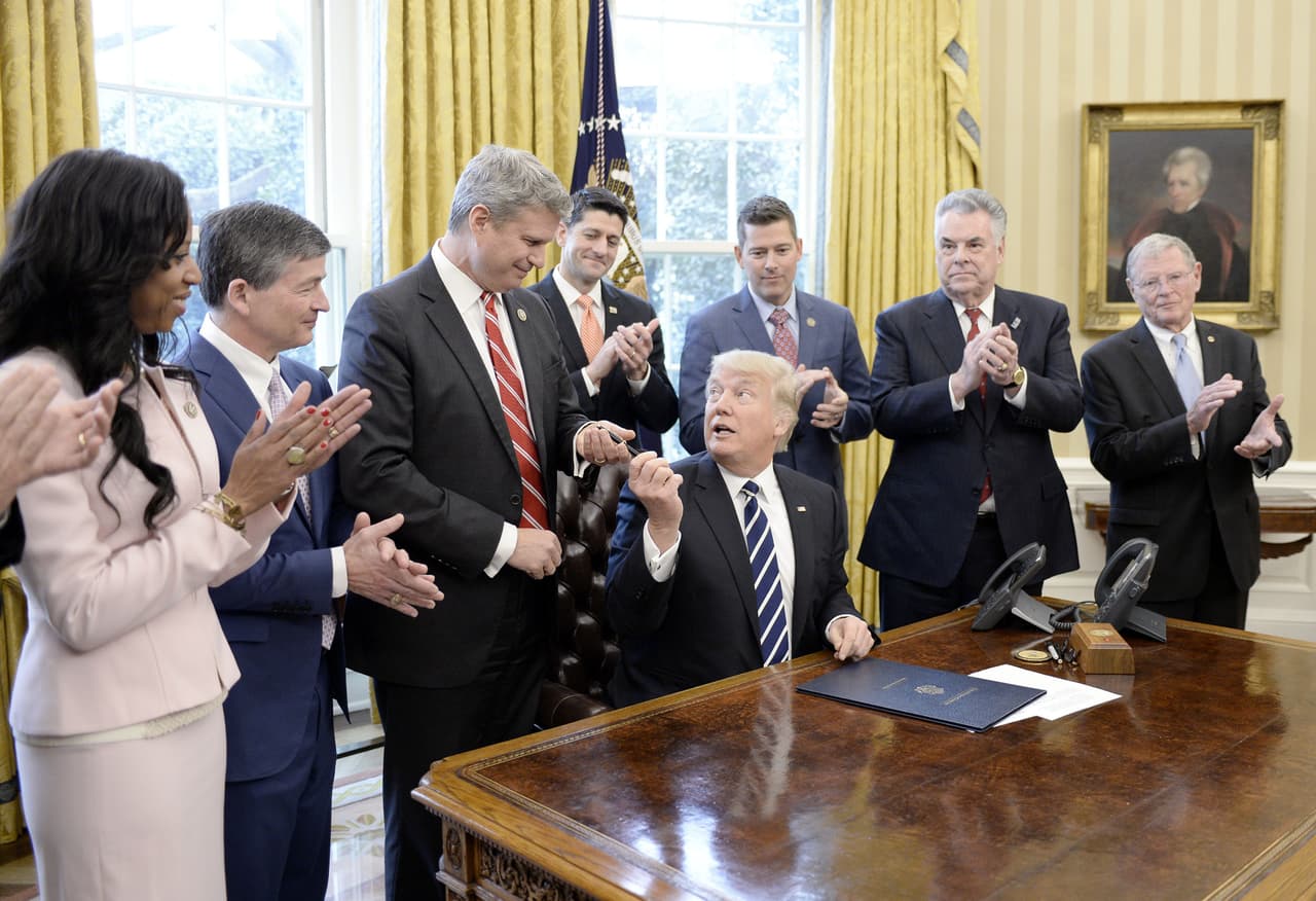 <b>14 de febrero</b> - El presidente Trump firma un proyecto de ley donde se invalida una regla anticorrupción. Bajo esta regla las empresas de energía (como las grandes petroleras) estaban obligadas a revelar los pagos a gobiernos extranjeros. Este reglamento fue rechazado bajo la Ley de Revisión del Congreso.