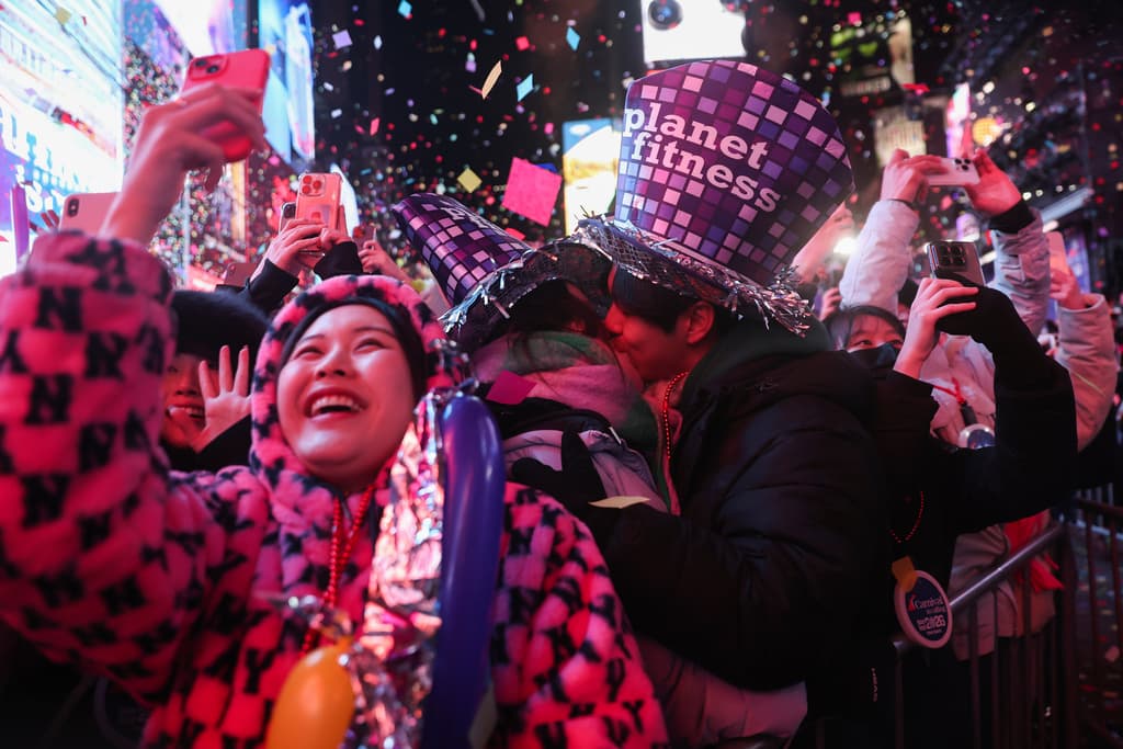 La ciudad de Nueva York vivió una de las celebraciones de Año Nuevo más emblemáticas y patrióticas de su historia en Times Square, donde millones de personas desafiaron el frío invernal para presenciar la icónica caída de la bola que marcó la llegada de 2026. Este año, la fiesta no terminó a medianoche: por primera vez, hubo un segundo momento ceremonial minutos después, en conmemoración del 250 aniversario de la independencia de Estados Unidos.