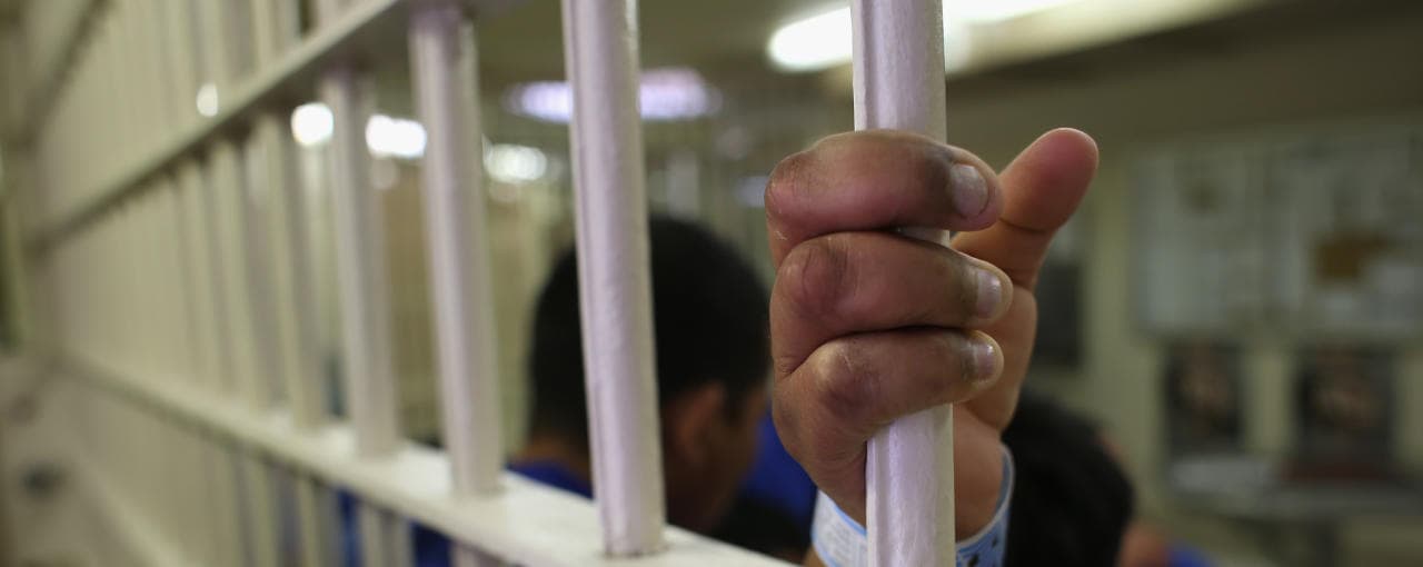 <h3 class="cms-H3-H3"><b>HB 193- Penas contra personas que amenacen a funcionarios </b></h3>
<br>
<br>📌 Bajo esta sección de la ley se amplían los
<b>funcionarios protegidos contra agresiones y amenazas</b>. Se consideran protegidos a los
<b>cargos ejecutivos del estado, miembros del poder legislativo estatal, jueces, magistrados, secretarios judiciales, fiscales, personal de las cortes, funcionarios electos y funcionarios electorales, entre otros. </b>
<br>📌La ley indica que
<b>si alguien agrede o amenaza a cualquiera de estos funcionarios (así como su domicilio, transporte u oficina) la ley considerará ese acto como una felonía. </b>Además, si la amenaza involucra un arma letal la pena será más alta.
<br>
<br>Antes algunas ofensas, podrían ser considerado delitos menores o con menos severas.