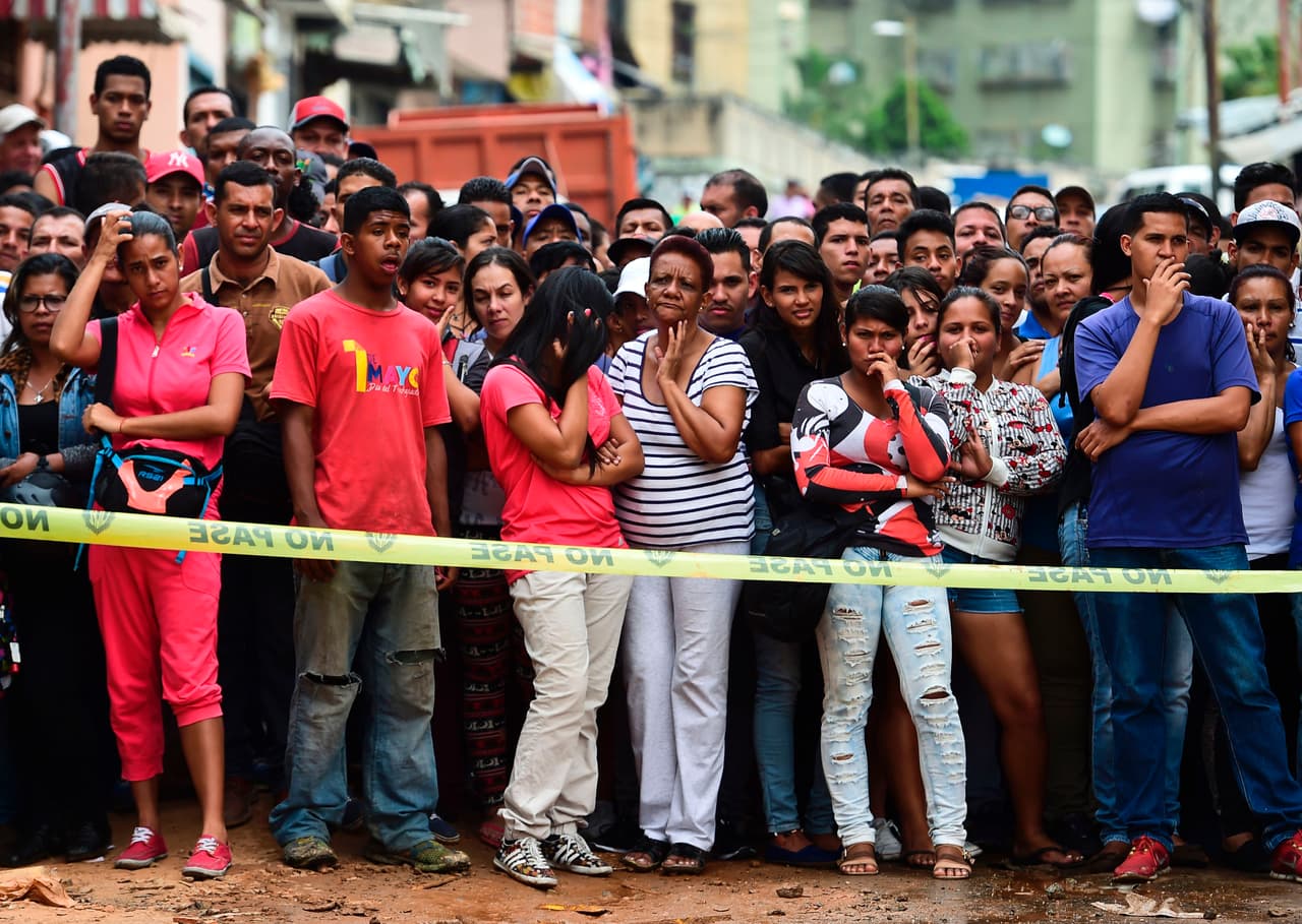 In addition to those killed in the protests, Venezuelan Communications Minister Ernesto Villegas confirmed the
<b>deaths of 12 people</b> between Thursday and Friday in El Valle, southwest of Caracas, and another in the Petare neighborhood to the east of the capital. According to Villegas, three were killed by firearms and nine were electrocuted "during the looting of a bakery."