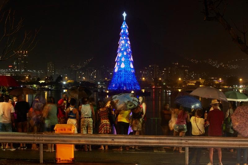 El antiguo árbol de Navidad flotante más alto del mundo vuelve a iluminar a Río de Janeiro