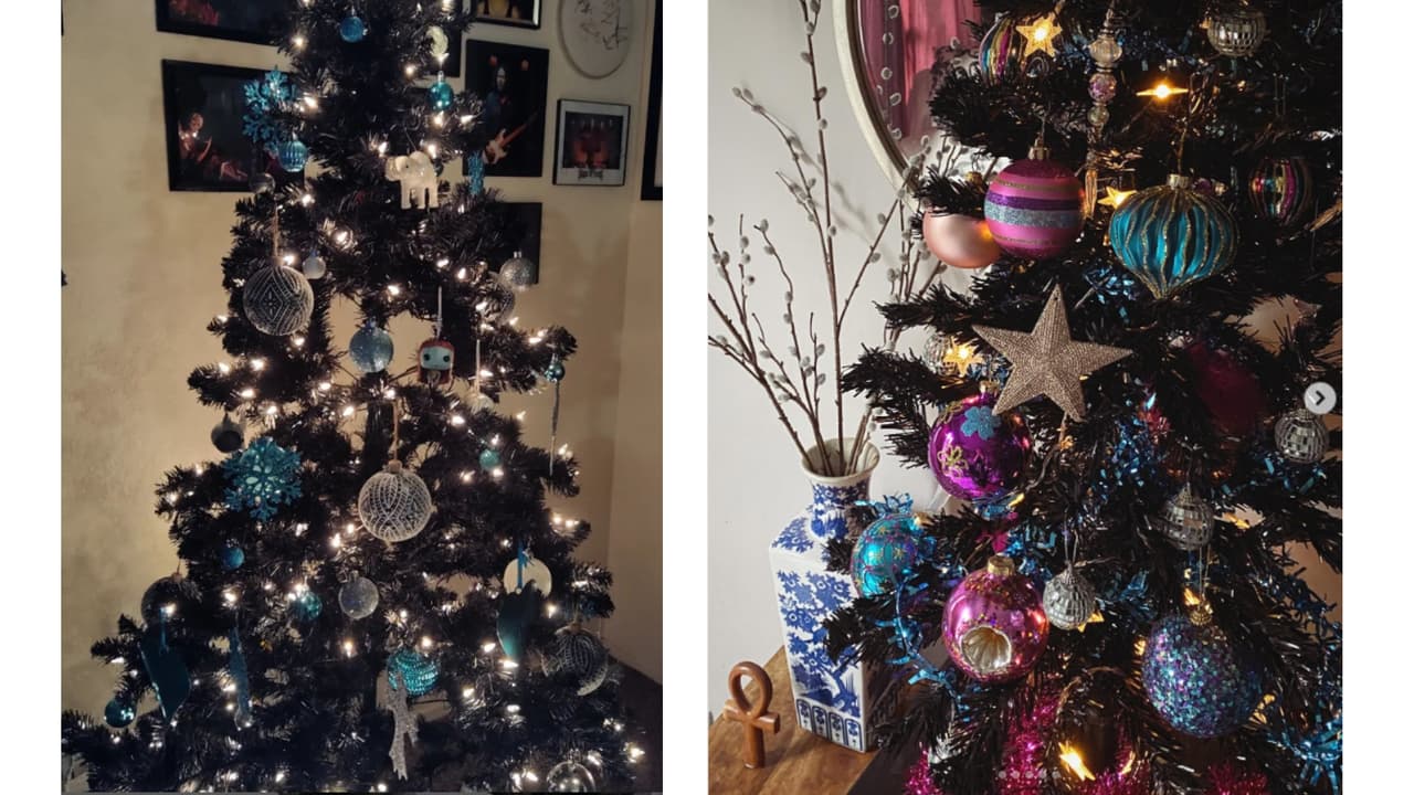 Árbol de Navidad negro con adornos azules y lilas