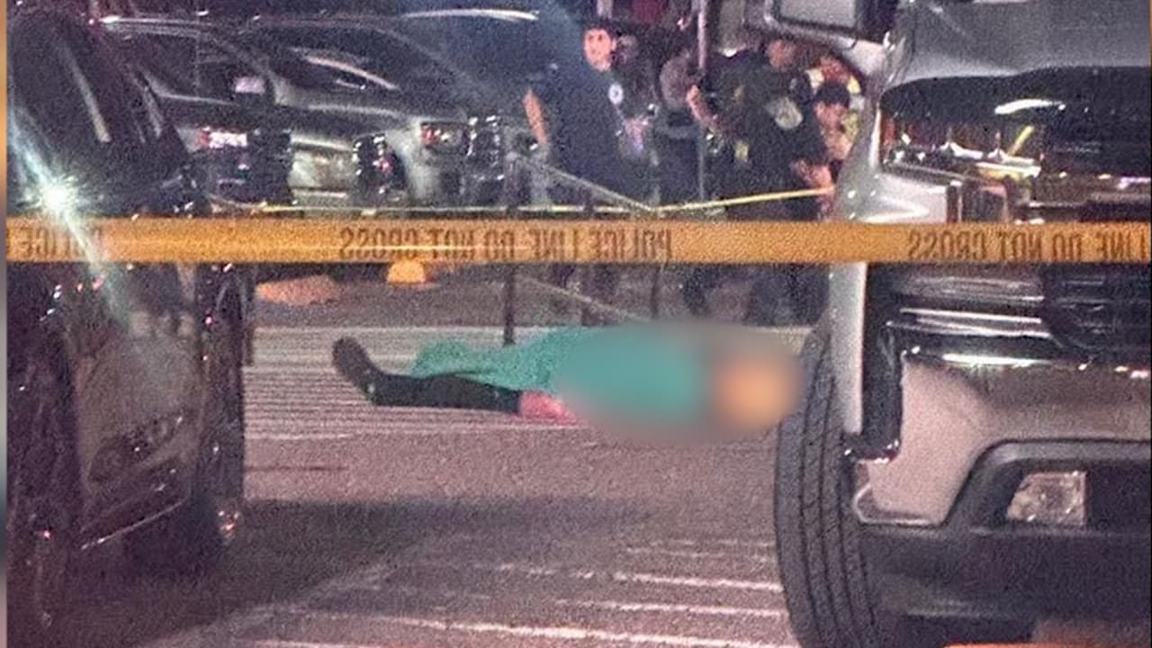 La testigo señaló que afuera del casino vio a
<b>dos personas tiradas frente a su camioneta.</b> Una de ellas, dijo, no logró sobrevivir a pesar de los esfuerzos de un oficial que trataba de contener la sangre.