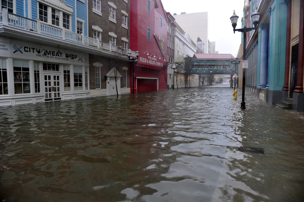 <b>Atlantic City, Nueva Jersey</b> – No se pensaba que esta ciudad estaría directamente amenazada por el cambio climático pero el huracán Sandy cambió la perspectiva. De hecho,las imágenes más impactantes del huracán fueron de Atlantic City. Actualmente, la ciudad podría ser una de las principales víctimas del aumento en el nivel del mar. Los océanos están aumentando como consecuencia de la quema de combustibles fósiles, las pérdidas forestales y la agricultura. Durante la marea alta, las
<b>piscinas de aguas pluviales son incapaces de drenar a la bahía</b>. Las inundaciones se están agravando debido a que los mares han aumentado a lo largo de la costa del Atlántico medio más rápido que en la mayoría de las otras regiones, y la tierra aquí se hunde debido al bombeo de aguas subterráneas. Las mareas altas en Atlantic City alcanzan
<b>más de un pie de altura que hace un siglo.</b>