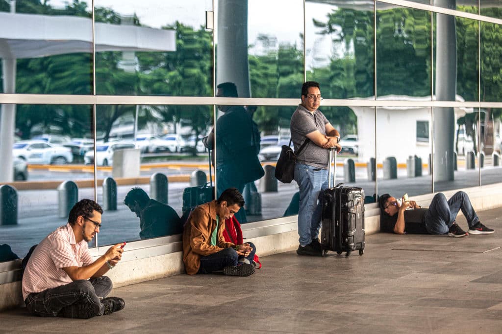 Miles de pasajeros sufren por el huracán Milton en Puerto Rico: cancelan vuelos a Orlando y Tampa