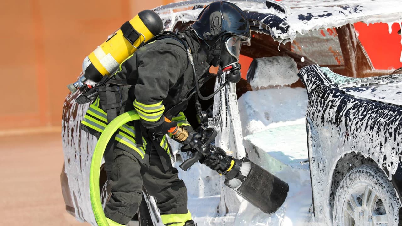 Un conductor hospitalizado tras choque de un camión cisterna con lejía o cloro en Tonopah