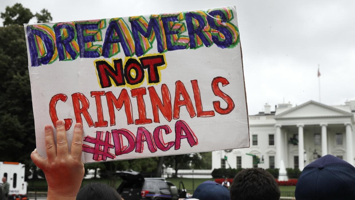 El DHS endurece su enfoque hacia DACA y llama a los 'dreamers' a "autodeportarse"