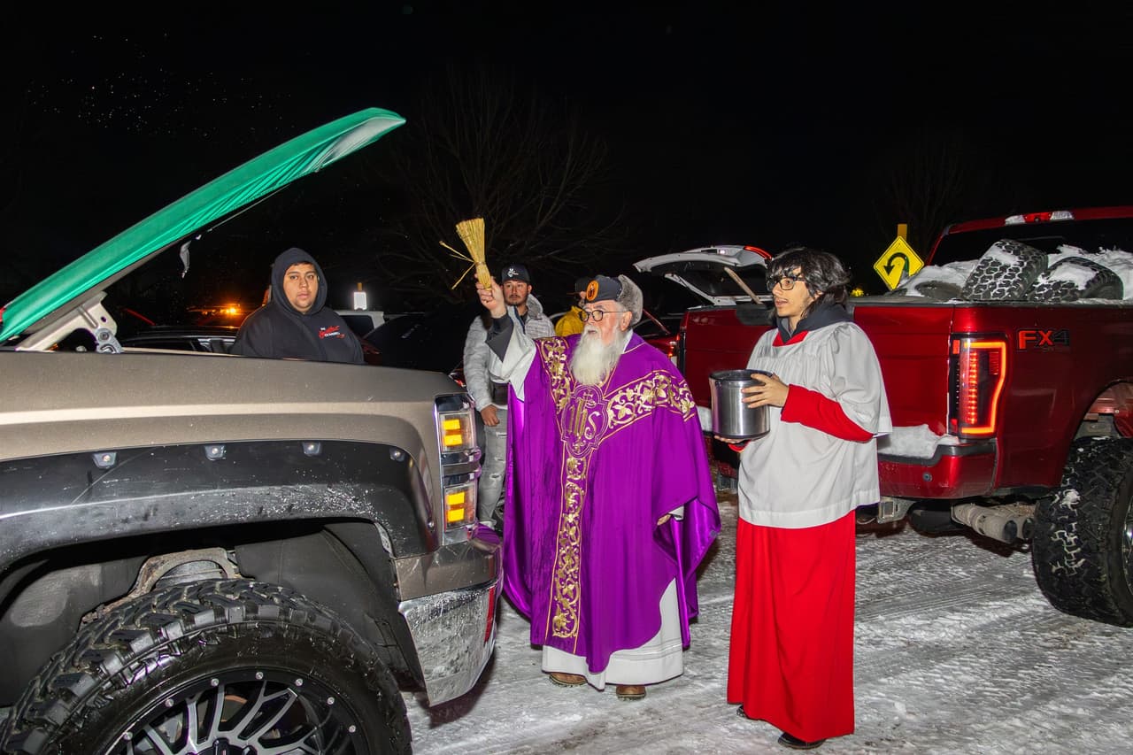 A pesar de una fuerte
<b> tormenta invernal que dejó más de 30 centímetros de nieve en el norte de Illinois</b>, el Santuario recibió el sábado la tradicional Peregrinación Anual de Traileros, una de las celebraciones más vistosas y emotivas de la comunidad latina.