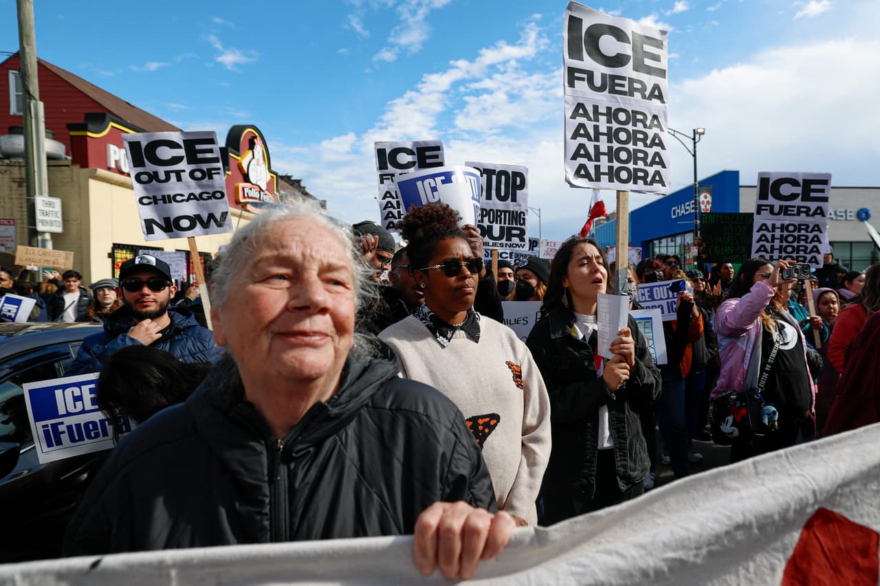 Por la tarde, decenas de personas se reunieron bajo el histórico
<b>Arco de Little Village</b> y marcharon por la calle 26, entonando consignas contra el
<a href="https://www.univision.com/local/chicago-wgbo/madre-detenida-en-un-mercado-de-pulgas-en-swap-o-rama-su-pareja-relata-el-impacto-familiar" target="_blank">Servicio de Inmigración y Control de Aduanas (ICE).</a> Los participantes señalaron sentirse vigilados y hostigados por la constante presencia de agentes federales.
<br>
<br>Al final, las autoridades no revelaron el número total de detenidos.