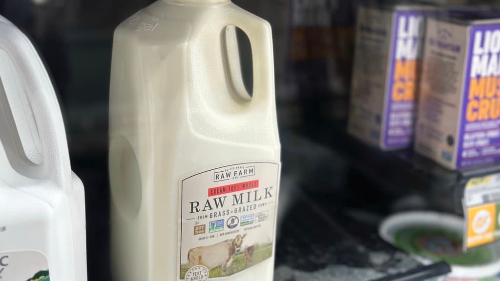 Retiran del mercado un lote de leche cruda por contaminación con el virus de la gripe aviar