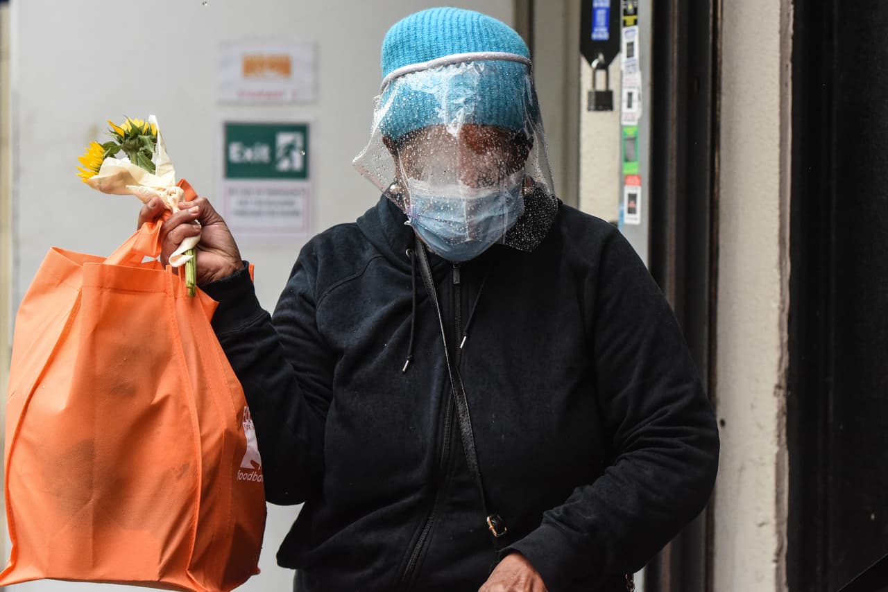 La lluvia del viernes no impidió que los visitantes del Community Kitchen and Food Pantry acudieran por alimentos. La crisis financiera provocada por la pandemia de coronavirus ha incrementado la demanda de ayuda en los banco de alimentos.
