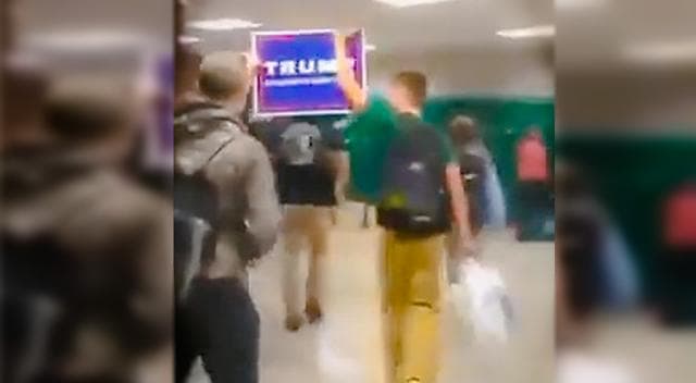 Un grupo de estudiantes desfiló con un cartel pro Trump gritando "poder blanco" en el instituto York Tech High School, en Pennsylvania el 11 de noviembre.
<b>Tres alumnos fueron suspendidos</b> tras el incidente.
<a href="http://crooksandliars.com/2016/11/students-proudly-shout-white-power-while">Reportado por Crooksandliars</a> y
<a href="http://www.nydailynews.com/news/national/student-pa-high-school-shouts-white-power-article-1.2869611">The New York Daily News</a>.