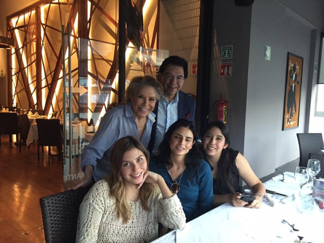 El locutor asegura que Derbez siempre ha mostrado decoro ante la familia que construyó con su exesposa y su hija: "
<b>Él tiene un gran reconocimiento hacia la parte de familia</b> que hicimos nosotros, porque al final del día, eso es lo más importante".
<br>