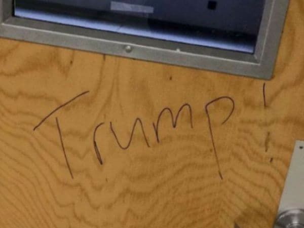 Un representante de la Escuela Tandon de Ingeniería de la New York University confirmó que alguien había escrito la palabra "Trump!" en graffiti en la puerta de una la sala de oración musulmana del centro el 9 de noviembre. Desde entonces, el letrero ha sido borrado. El decano K.R. Sreenivasan dijo en un correo electrónico a los estudiantes que cualquier violación del respeto mutuo en la comunidad
<b>"es una ofensa contra todos nosotros"</b>.
<a href="http://www.nbcnewyork.com/news/national-international/Array-of-Hate-Crimes-Reported-Day-After-Trumps-Election-400711591.html">Reportado por NBC New York</a>.