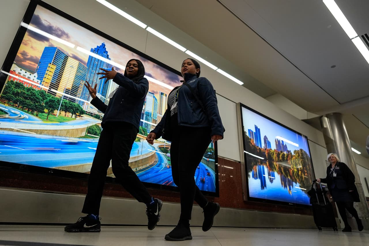 <h2 class="cms-H2-H2">5. <b>Cómo llegar del aeropuerto al centro de Atlanta </b></h2>
<br>
<br>El aeropuerto de Atlanta ofrece una gran cantidad de opciones para quienes llegan y desean trasladarse al centro de la ciudad.
<br>
<br>Una de las más frecuentes es usar el sistema de metro de la ciudad, conocido como el MARTA (Metro Atlanta Rapid Transit Authority). Este recorre el centro de la ciudad por un costo de $2.50 y en días de mucho tráfico, en menos tiempo.
<br>
<br>También puedes usar opciones como Uber y Lyft, taxis y la renta de autos. Para llegar a la zona de renta de autos, debes trasladarte al centro de renta de autos donde encontrarás todas las opciones para tu estadía en la ciudad.
<br>