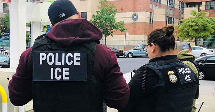 Multitud ataca a agentes de ICE durante operativo en Minnesota