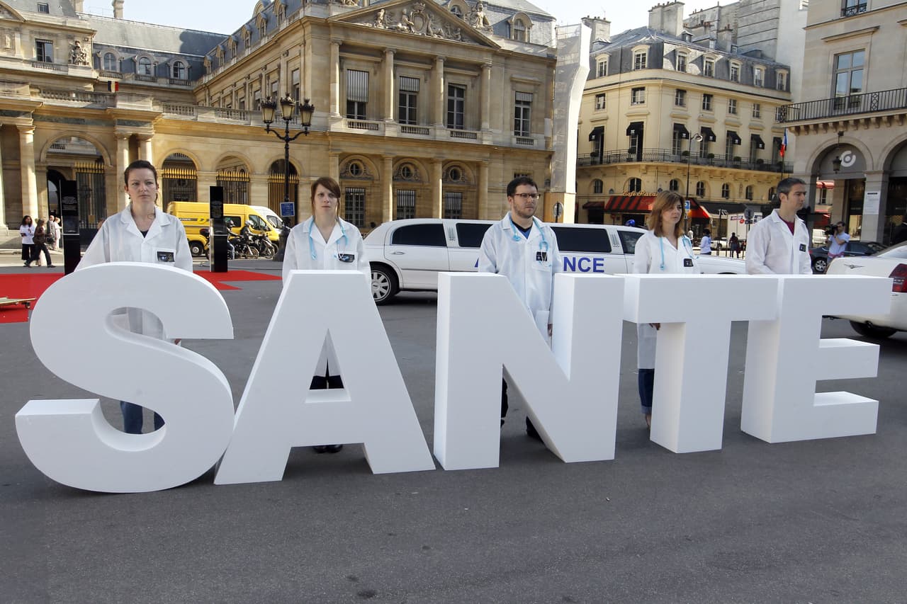 <b>Francia</b>: este sistema, bien valorado por la OMS y el
<a href="http://www.healthpowerhouse.com/files/EHCI_2016/EHCI_2016_report.pdf">Euro Health consumer Index</a>, es universal. La mayoría de los pacientes debe pagar al médico y luego el Estado le reembolsa entre 70% y 100% del monto. Estas transacciones se centralizan en una tarjeta de salud o Carte Vitale. La mayoría de las personas está inscrita a su vez en un organismo de seguro semi-privado, financiado por su empleador, que costea el monto no cubierto por el Estado.