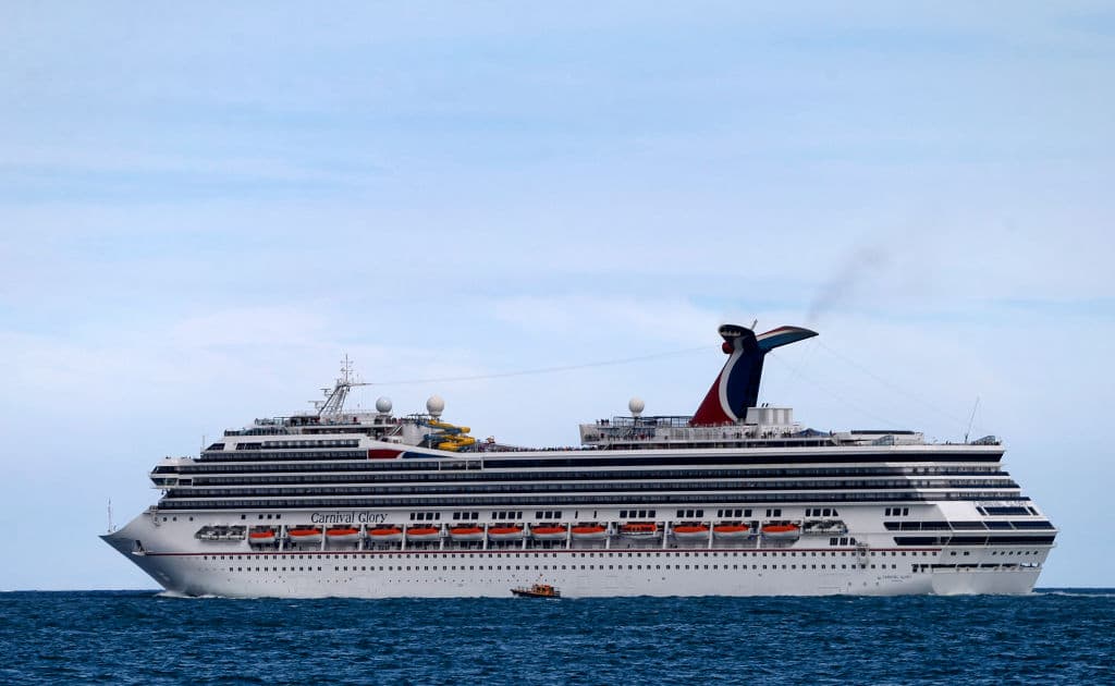 Hombre se lanza al mar desde crucero Carnival que regresaba a Florida, la Guardia Costera lo busca
