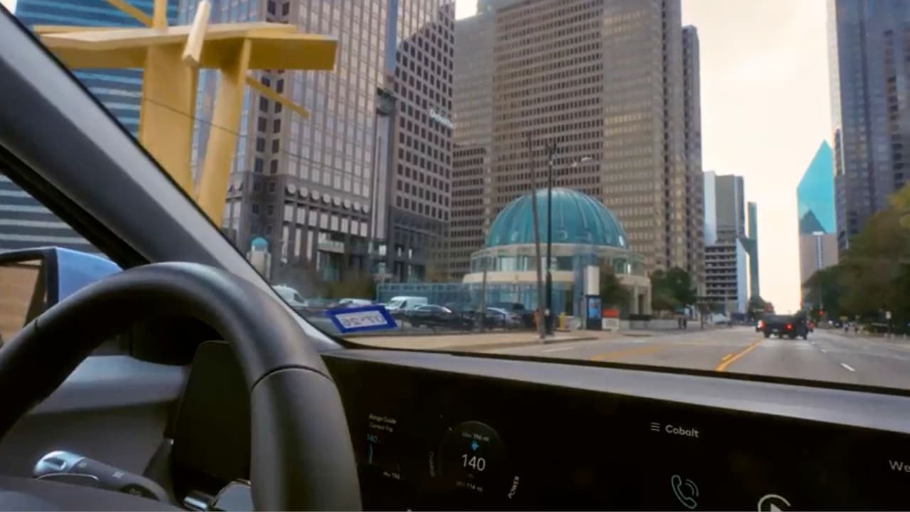 Uber y Avride
<b> comenzarán con una flota pequeña y esperan llegar a cientos de carros en los próximos años</b>.
<br>Para las familias hispanas que viven, trabajan o se mueven por el centro de Dallas, esta tecnología
<b>deja de ser un concepto lejano y se convierte en una opción real que convivirá, por ahora, con los conductores tradicionales.</b>