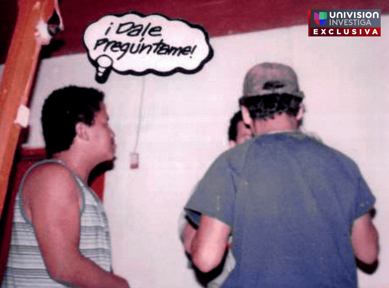 Darío Uzma con 'El Zarco', de espaldas, sicario de Pablo Escobar.