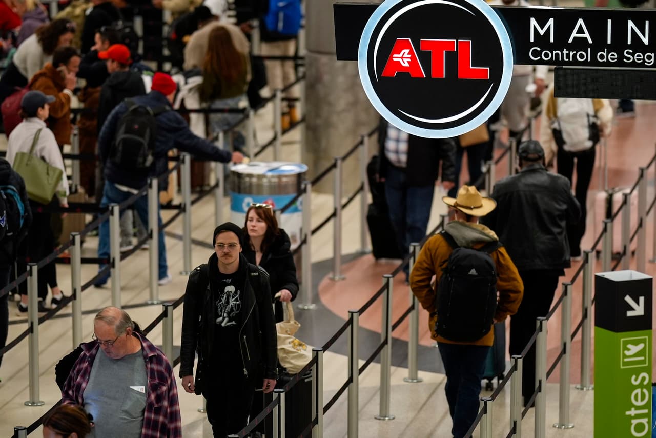 <h2 class="cms-H2-H2">3. <b>Tiempos estimados en las líneas de seguridad </b></h2>
<br>
<br>Durante las temporadas altas, un tema importante a considerar en el aeropuerto de Atlanta son los tiempos estimados que te podría tomar pasar por la línea de seguridad.
<br>
<br>Una buena guía son los tiempos estimados que publica la página del aeropuerto.
<br>
<br>
<i><a href="https://www.atl.com/times/" target="_blank">Puedes consultar AQUÍ los tiempos estimados en las filas de TSA actualizados al momento.</a></i>
<br>