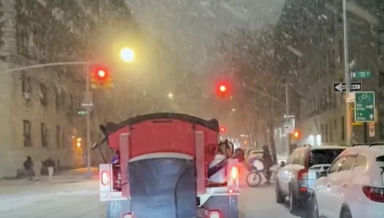 Tormenta impacta con más aguanieve en Manhattan, al desatarse sobre el área triestatal