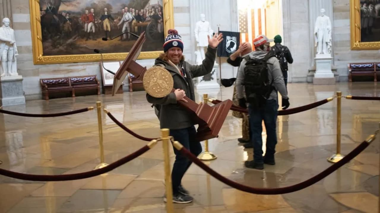 Manifestante que se hizo viral en el asalto al Capitolio ahora se postula en Florida