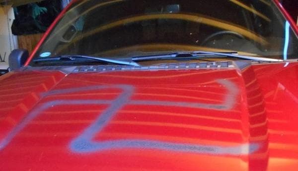 El lunes 17 de abril aparecieron esvásticas pintadas con spray en 13 automóviles de Edmonds. Según la policía, los vándalos no conocían algunos conceptos básicos de los símbolos nazis porque
<b>pintaron varios símbolos a la inversa</b>.
<br>
<br>