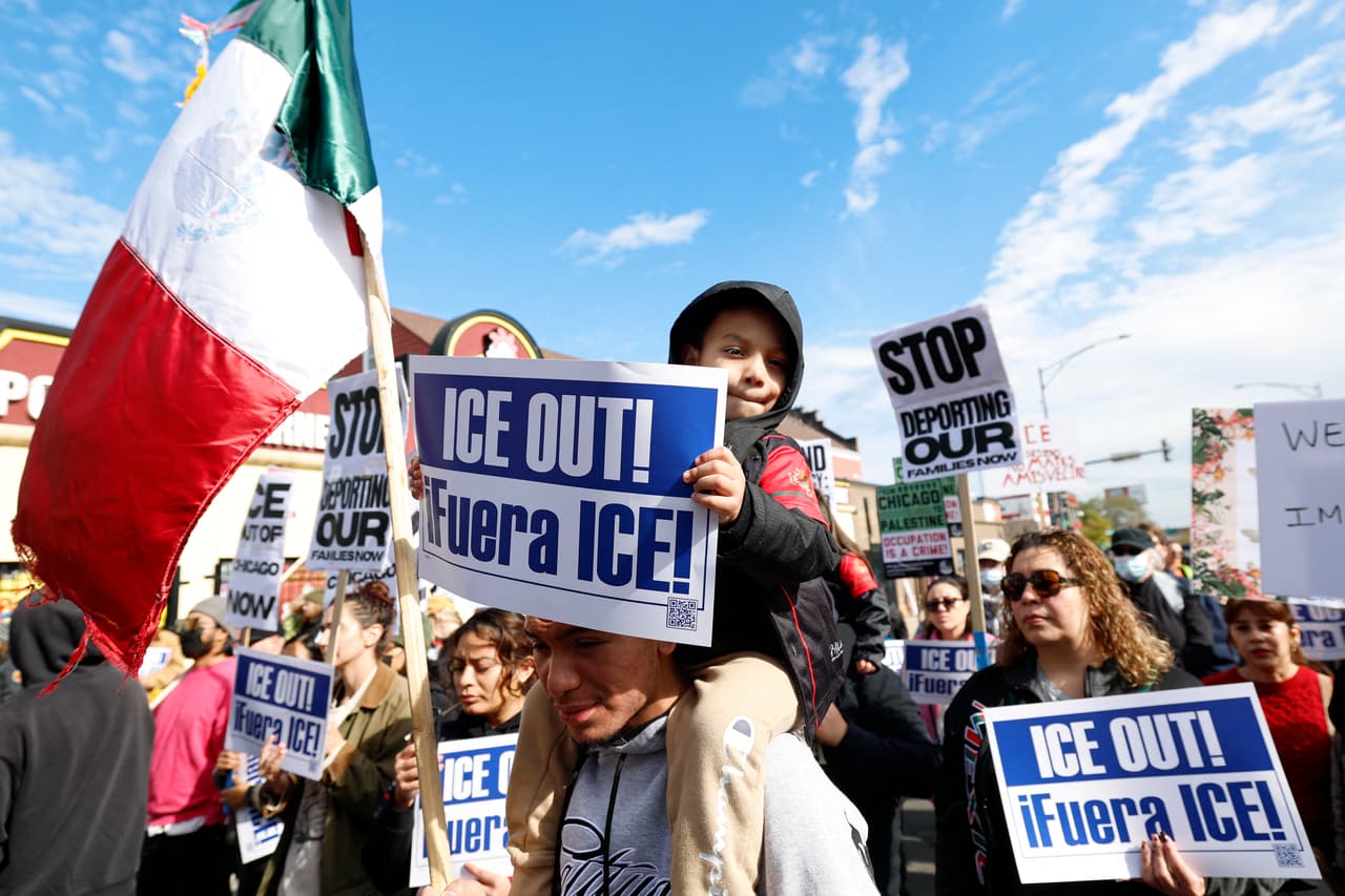 Simultáneamente, en
<b>Little Village</b> , un barrio predominantemente mexicoamericano también conocido como
<a href="https://www.univision.com/local/chicago-wgbo/la-villita-chicago-redadas-operativos-arrestos-ice-migra-patrulla-fronteriza" target="_blank">La Villita,</a> residentes marcharon con carteles bajo el lema
<b>“Fuera ICE y DHS de La Villita”</b>, exigiendo la salida de agencias federales de inmigración de su comunidad.
<br>
<br>Las movilizaciones ocurren
<b><a href="https://www.univision.com/local/chicago-wgbo/la-villita-chicago-redadas-operativos-arrestos-ice-migra-patrulla-fronteriza" target="_blank">días después de un operativo en el vecindario</a></b> que terminó con varios arrestos de inmigrantes, incrementando la tensión entre residentes y autoridades.