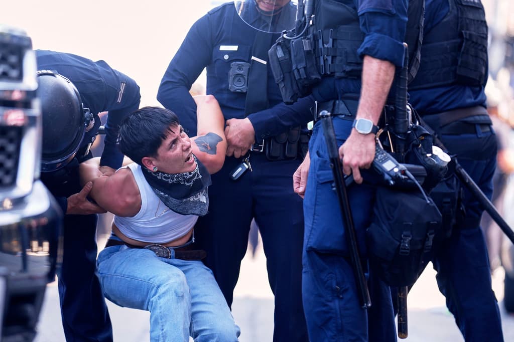 Teléfonos inteligentes: 'arma' hispana para documentar atropellos de ICE y que recuerda tácticas post George Floyd