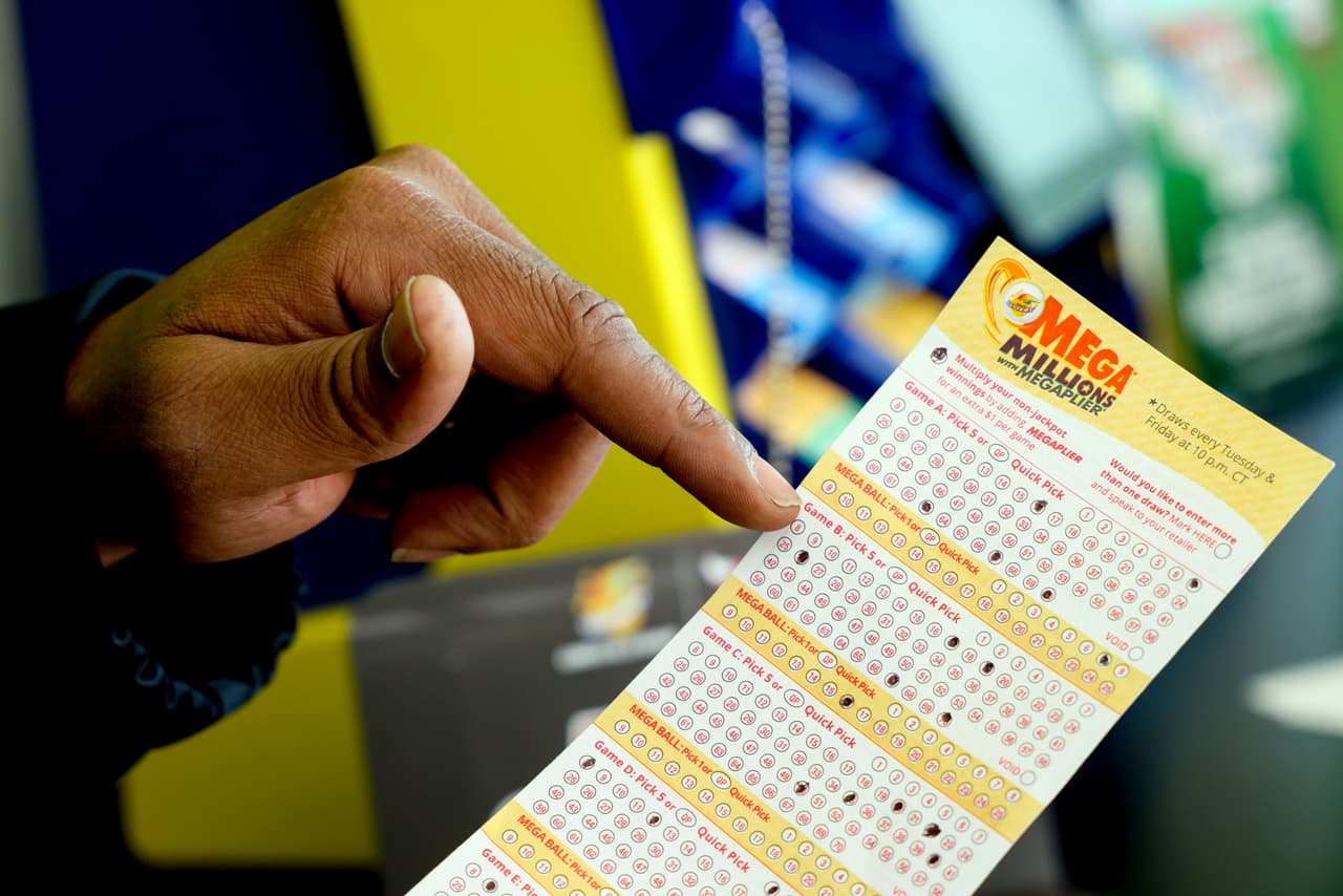 El premio de Mega Millions para el sorteo de este martes
<a href="https://www.univision.com/noticias/estados-unidos/mega-millions-bote-acumulado-1-100-millones">ha llegado a los 1,100 millones de dólares</a>, convirtiéndose así en el tercero más grande de su historia.
<br>
<br>La cifra de $1,100 millones es para el ganador que elija que el dinero le sea entregado por anualidades: 30 pagos durante 29 años. Si la persona afortunada prefiere recibir el premio en efectivo de inmediato, el estimado es de $568.7 millones. Pero el lugar donde uno gana el premio importa: si bien todos los jugadores deben pagar impuestos federales, los estatales varían.
<br>
<br>Estos son ocho estados donde no se pagan impuestos estatales en caso de ganar un premio de lotería. Eso quiere decir que la cifra que se llevaría el ganador este martes sería de $363.4 millones si elige el premio en efectivo o $696.1 millones, divididos en 30 mensualidades, de acuerdo con el sitio usamega.com.
<br>
