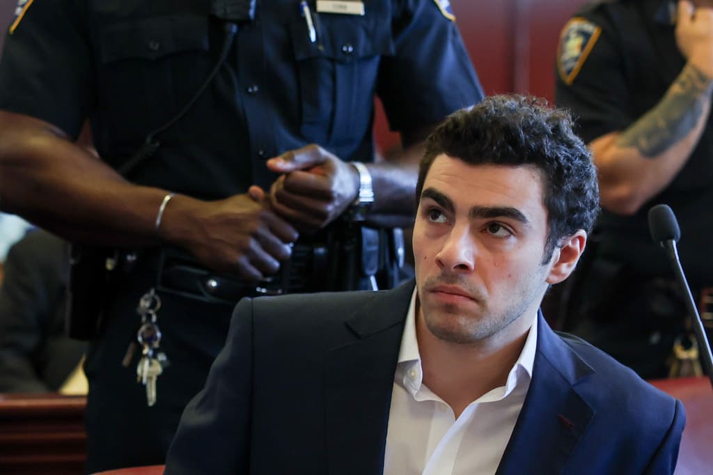 Juicio a Luigi Mangione por asesinato de CEO de UnitedHealthcare podría comenzar antes de fin de año