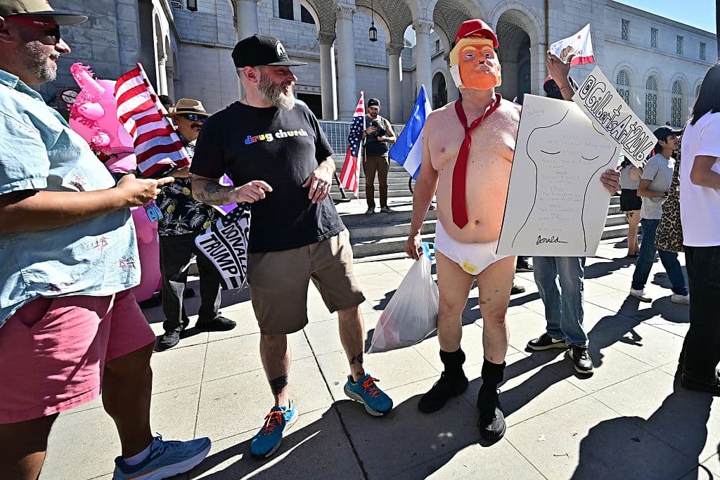 Las primeras protestas "No Kings" se realizaron en junio de 2025, cuando el Departamento de Seguridad Nacional había comenzado redadas migratorias a gran escala en el sur de California y Trump desplegó tropas militares en Los Ángeles en respuesta a protestas masivas.