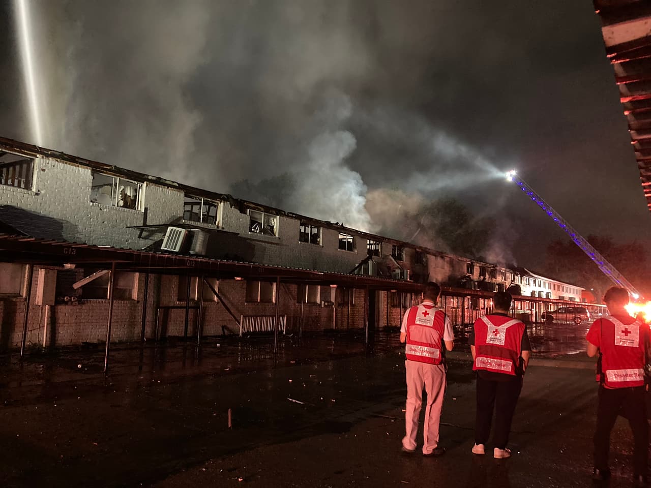 El Departamento de Bomberos de Houston (HFD, por sus siglas en inglés) se encuentra, durante este 20 de agosto,
<b>realizando labores de vigilancia contra posibles rebrotes del incendio en las propiedades afectadas.</b>
<br>