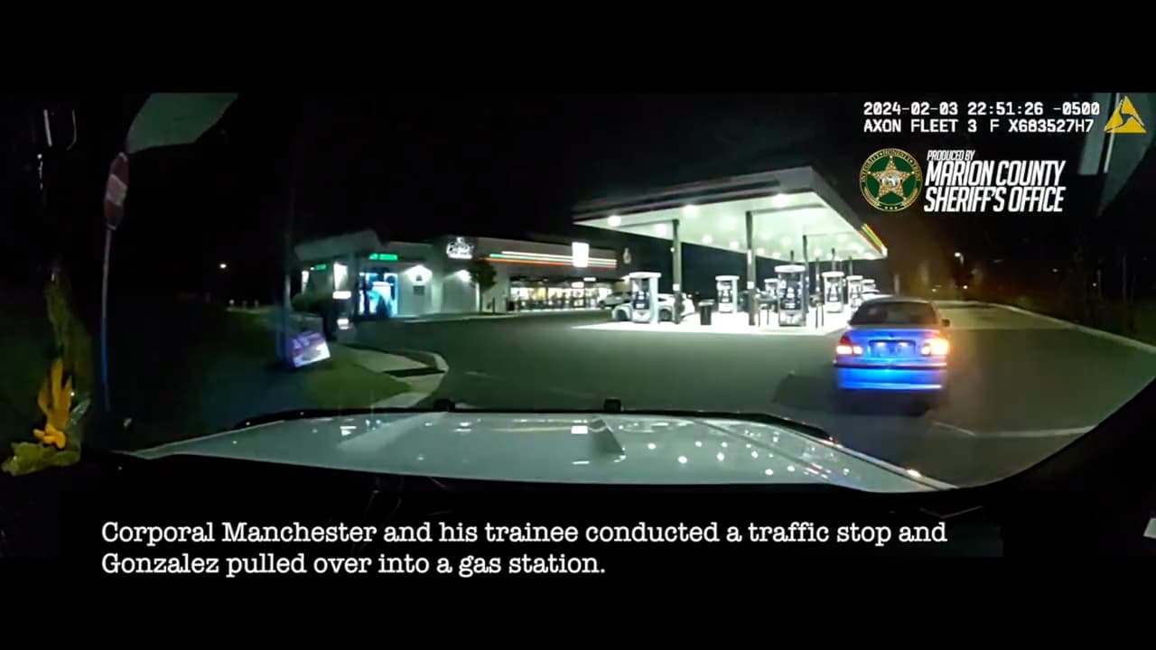 Una media hora después, otros agentes encontraron el auto del joven y le hicieron una parada de tráfico.