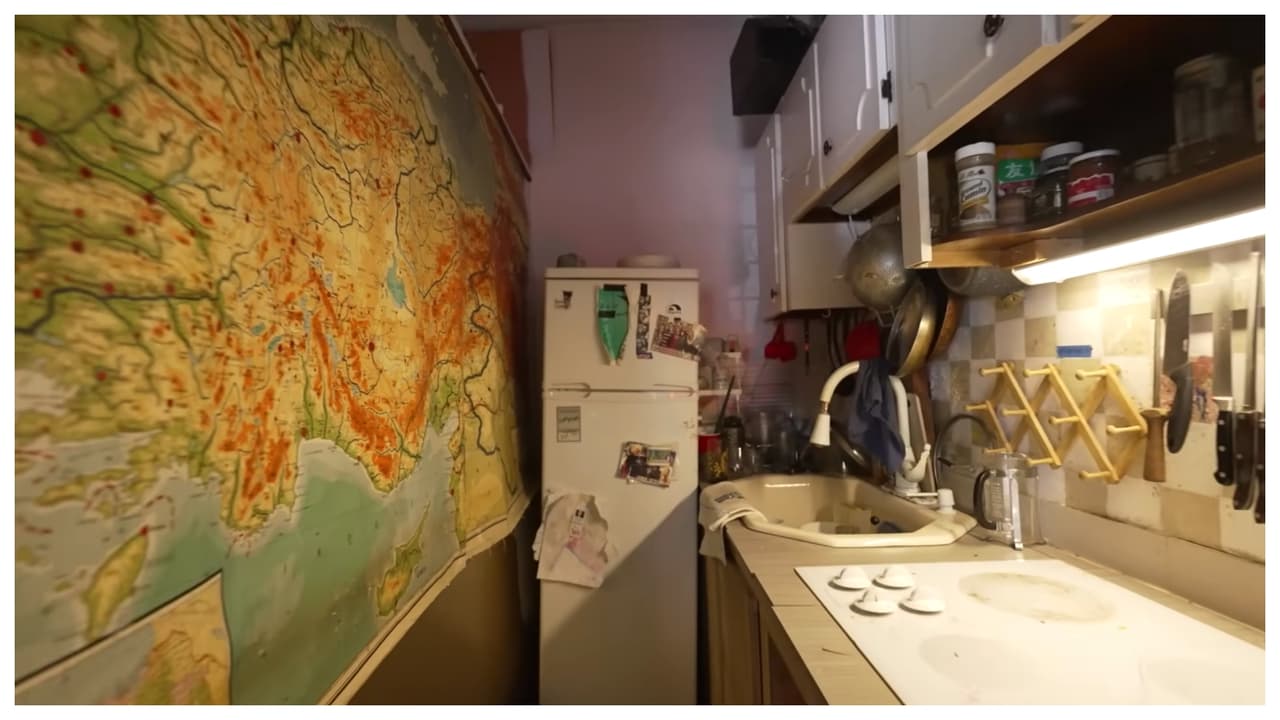 Su cocina está equipada con todo lo necesario, y a diferencia de la del actor
<a href="https://www.univision.com/local/nueva-york-wxtv/eli-young-vive-ambulancia-nueva-york-youtube">Eli Young, que tiene en su apartamento-ambulancia</a> un minibar, Dahl prefiere té, bebida que dice consume por toneladas.