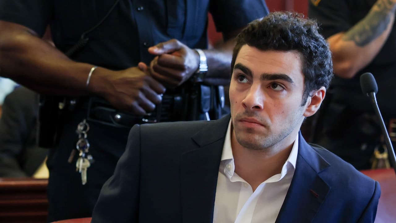 Luigi Mangione regresa a corte: su defensa buscará retrasar juicio federal hasta 2027