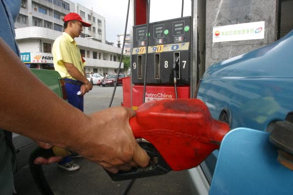 11.- De acuerdo con el análisis divulgado por
<i><a href="https://www.theguardian.com/environment/2019/oct/09/revealed-20-firms-third-carbon-emissions">The Guardian</a></i>, el 90 por ciento de las emisiones resultaron del uso de los productos de estas compañías utilizadas en petróleo, Gas Natural, carbón y combustible para aviones. PetroChina es la onceava compañía que ha emitido 15,632 toneladas equivalentes de dióxido de carbono emitiendo 1.15% de las emisiones mundiales.
<br>