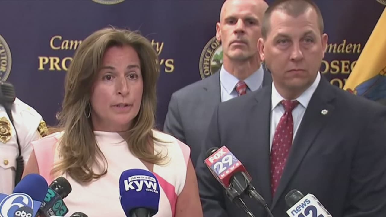 La fiscal del condado de Camden, Grace C. MacAulay, informó sobre el caso, dando a conocer los terribles detalles. La adolescente les dijo que todo comenzó en el año 2018, cuando su madre la sacó de la escuela, donde cursaba el sexto grado, para mantenerla en cautiverio en su casa.