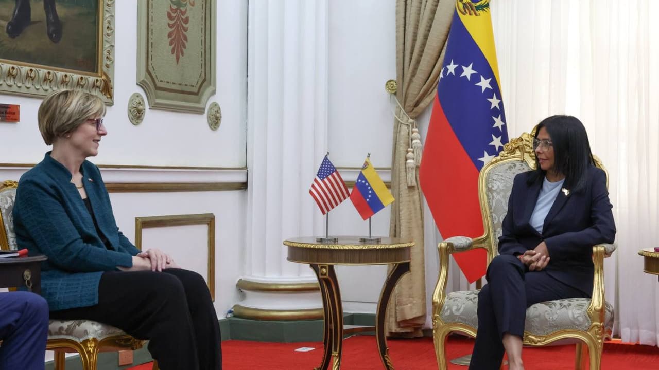 Delcy Rodríguez se reúne con jefa de la misión diplomática de EEUU y nombra al representante de Venezuela
