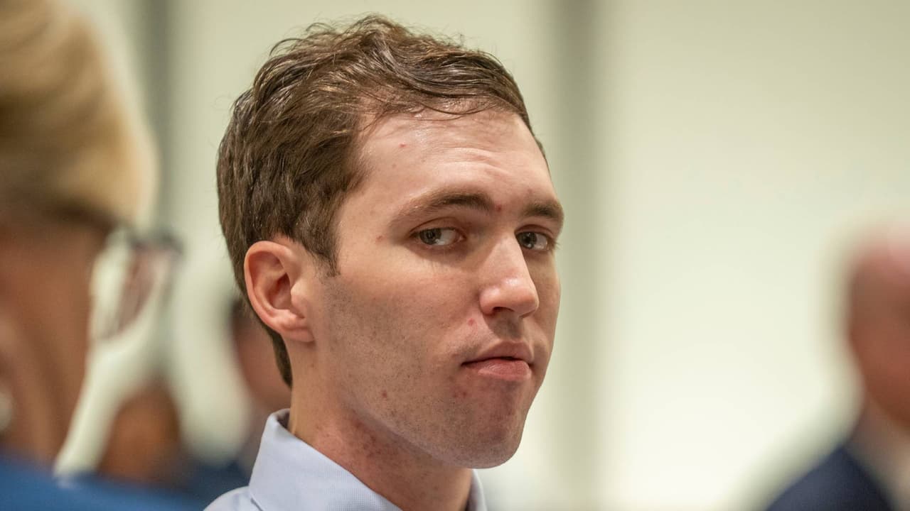 Tyler Robinson, el acusado de asesinar a Charlie Kirk, compareció en persona por primera vez ante el tribunal