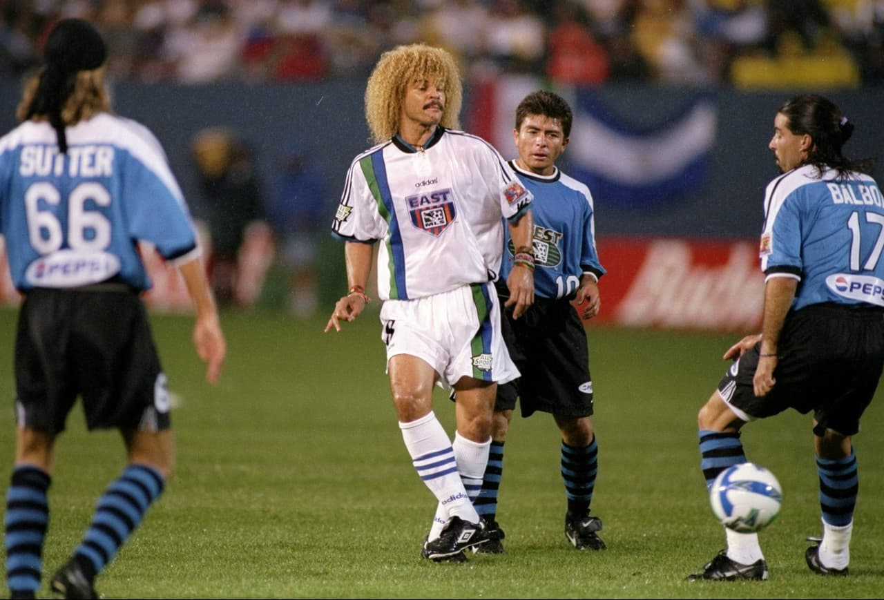 El primer gran crack de los Partidos de las Estrellas fue Carlos “El Pibe” Valderrama. El colombiano dio cátedra de pases para gol en las ediciones del ’96 y ’97, adjudicándose el MVP en ambas ocasiones.